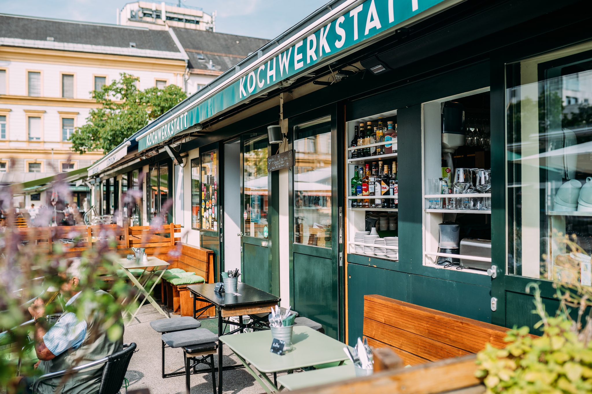 Kochwerkstatt am Benediktinermarkt in Klagenfurt — Gastgarten unter der Markise